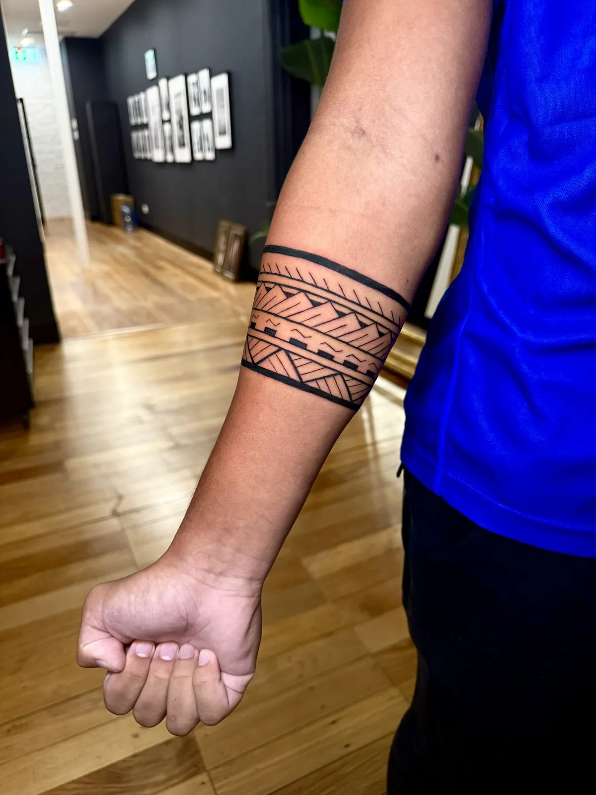 Polynesian armband by Ameo Bolaira, a band of distinct traditional motifs wrapping the upper arm