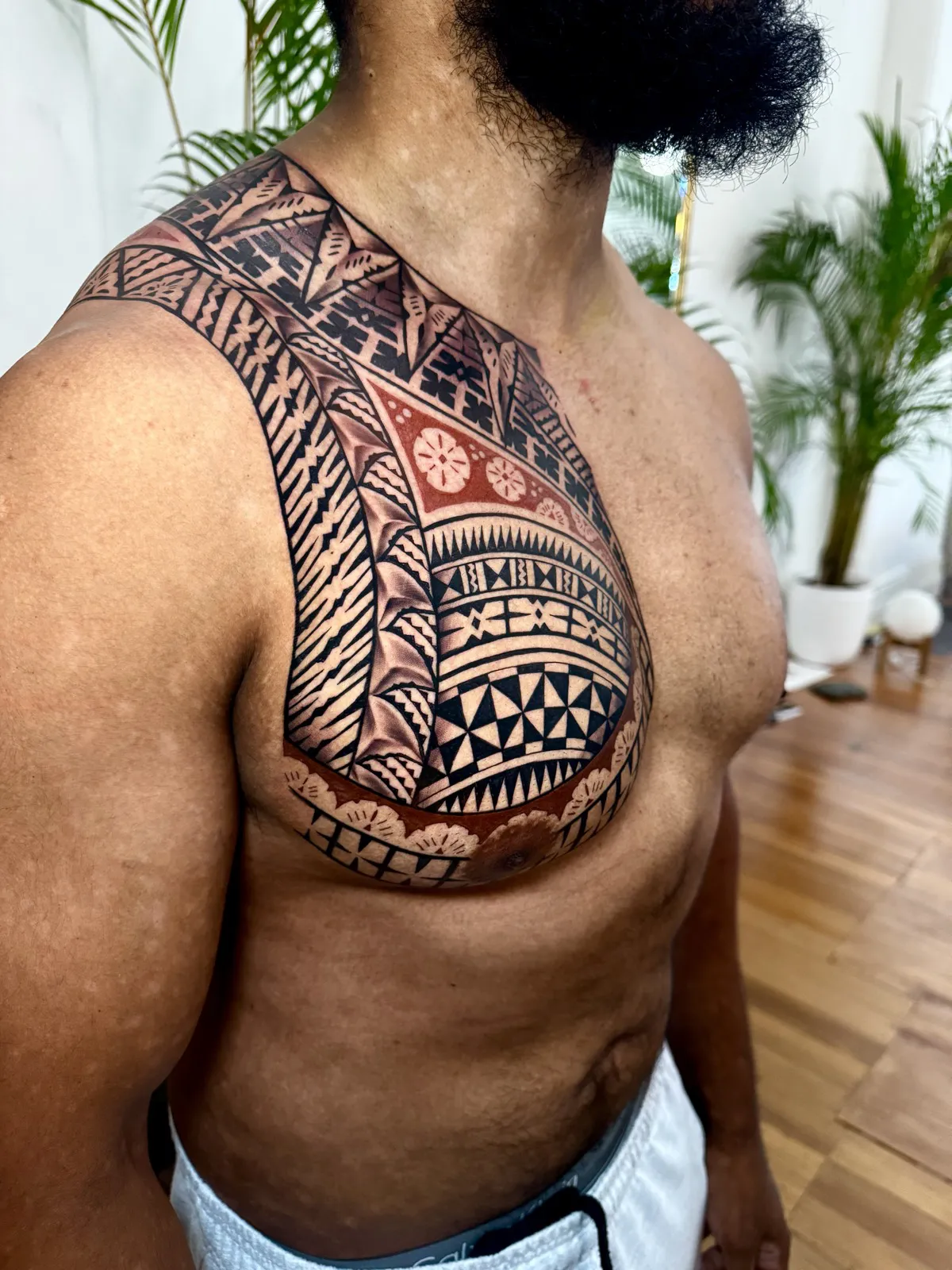 Fijian masi-derived banding with diamonds and rosettes flowing onto the shoulder